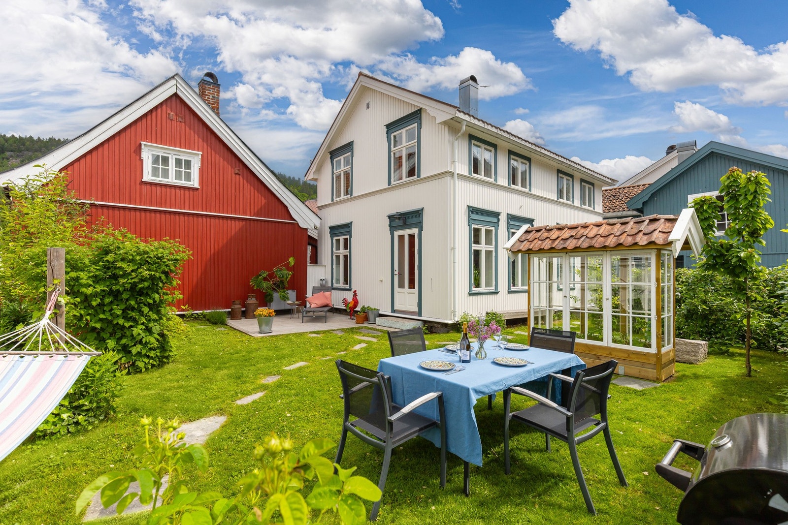Utskifting av tak på blått bygg/sidebygningen er gjort. Galleribilde
