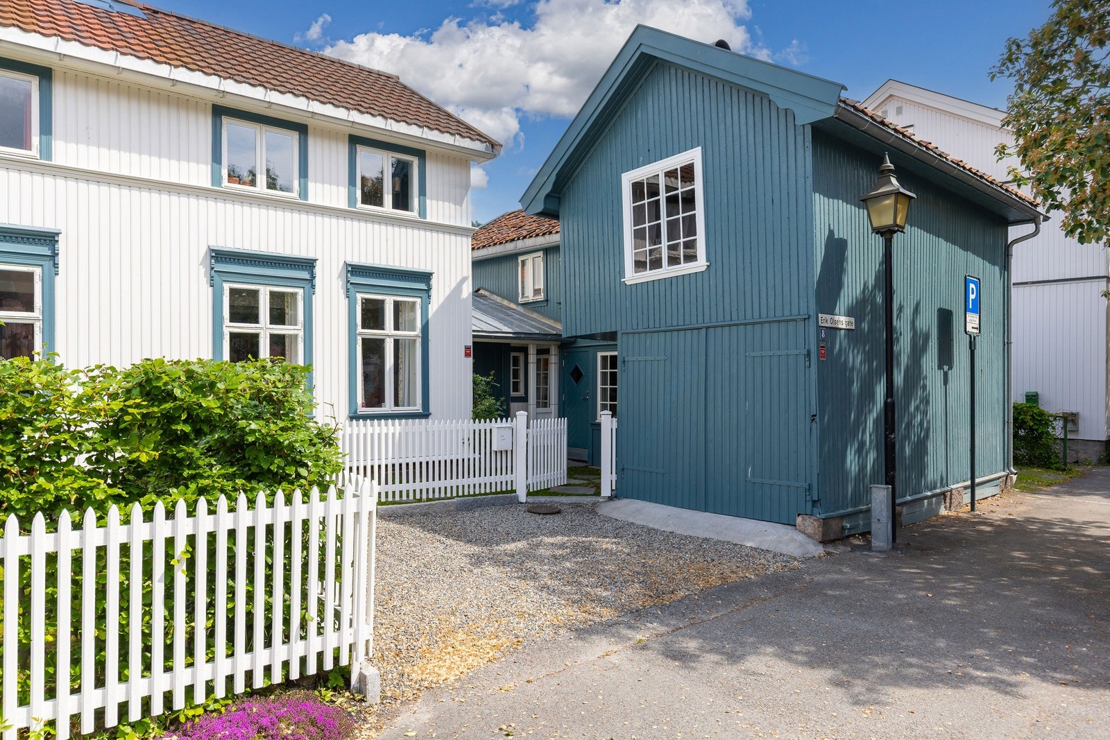 Romslig biloppstillingsplass der det er plass til eventuelle gjester. Galleribilde