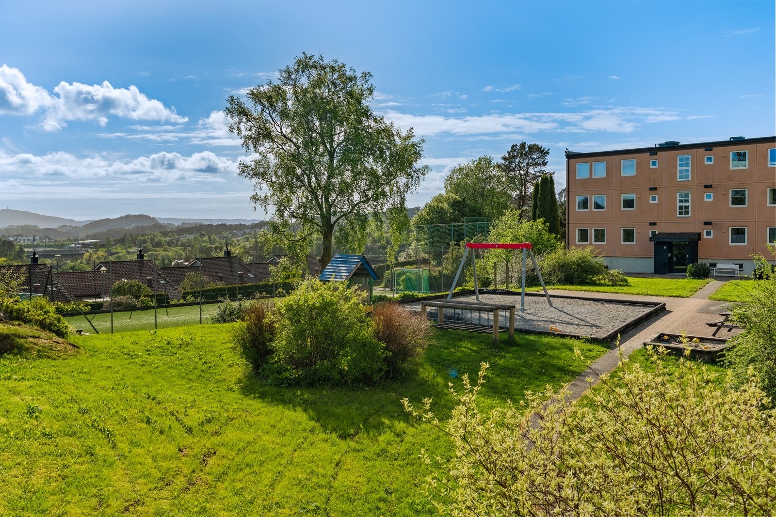 Området er svært barnevennlig, med gangavstand til flere skoler og barnehager, blant annet Sælen skole, Ortun ungdomsskole og Fyllingsdalen videregående skole. Galleribilde