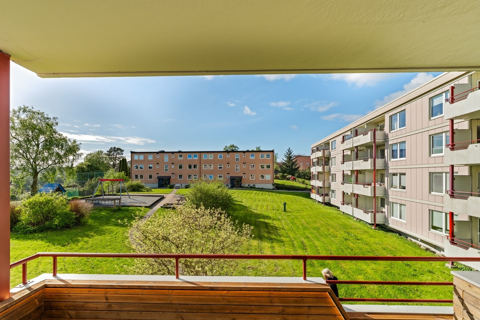 Her kan du lene deg tilbake og nyte flott utsikt mot borettslagets fantastiske grøntområder! Galleribilde