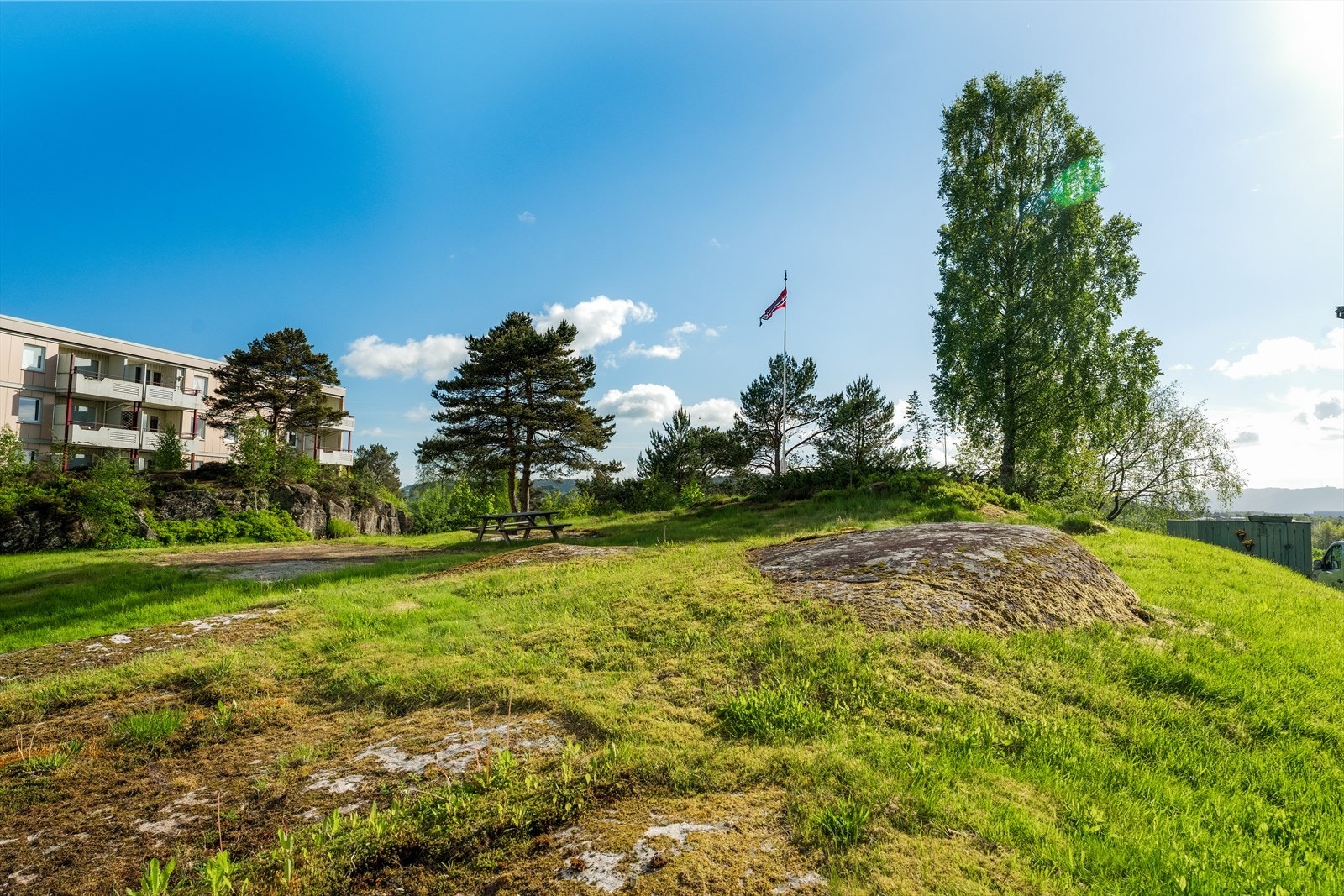 Leiligheten ligger attraktivt og sentralt, med kort vei til hverdagslige behov og varierte fritidstilbud. Her bor du i et område som kombinerer rolig nærmiljø med enkel tilgang til byen. Galleribilde
