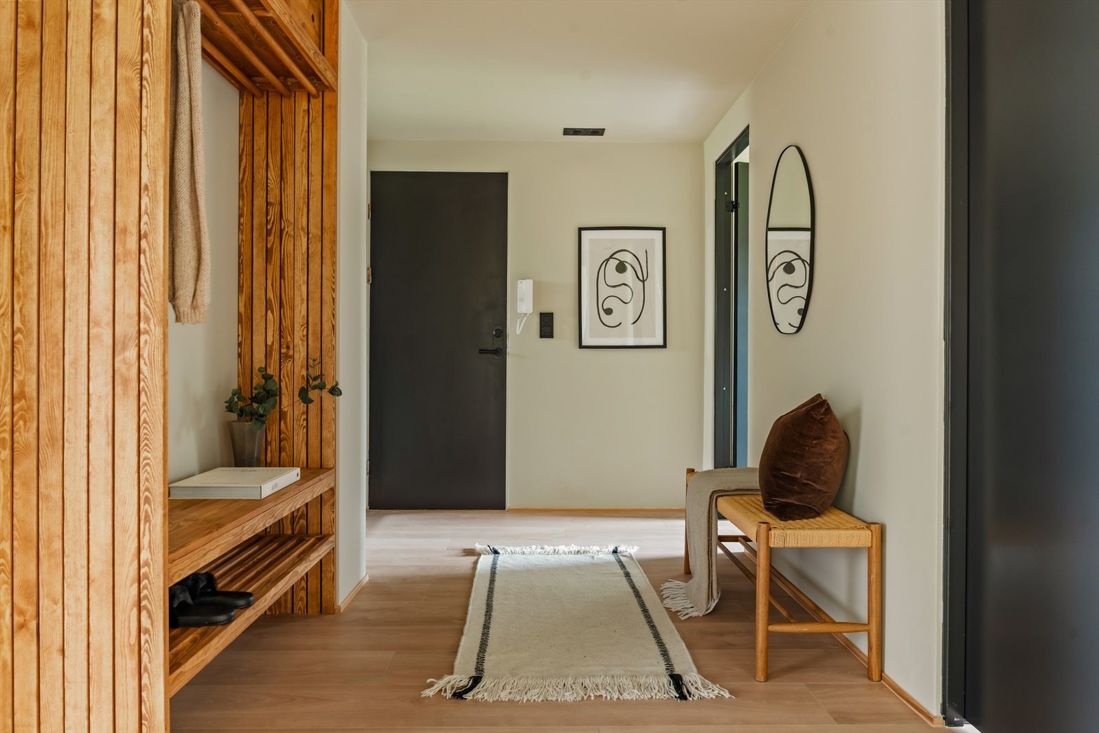 Leiligheten ønsker deg velkommen med en stilig og romslig entré som setter tonen for resten av boligen. Galleribilde