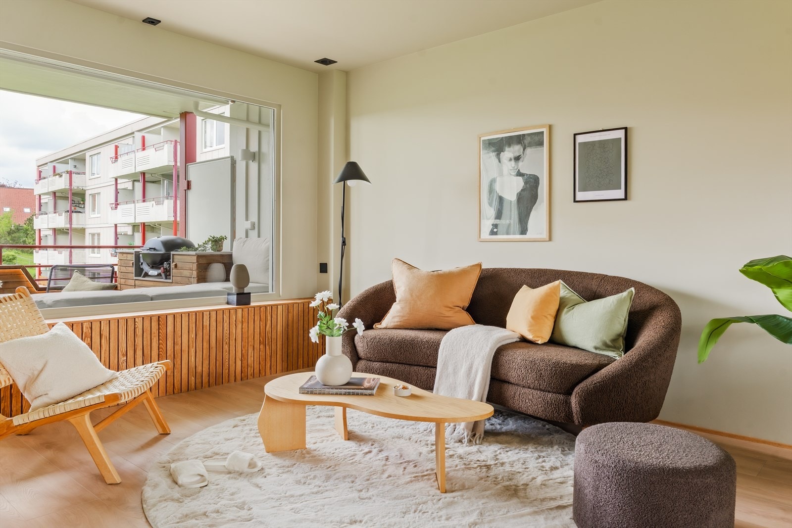 Store vindusflater slipper inn rikelig med dagslys og gir rommet en lys og luftig atmosfære. Galleribilde