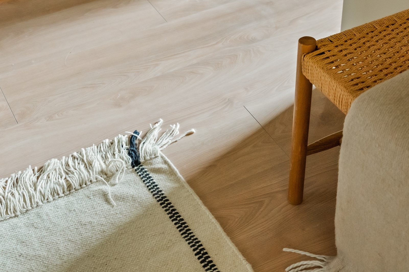 De lyse overflatene og det gjennomgående laminatgulvet gir rommet et moderne og innbydende preg. Galleribilde