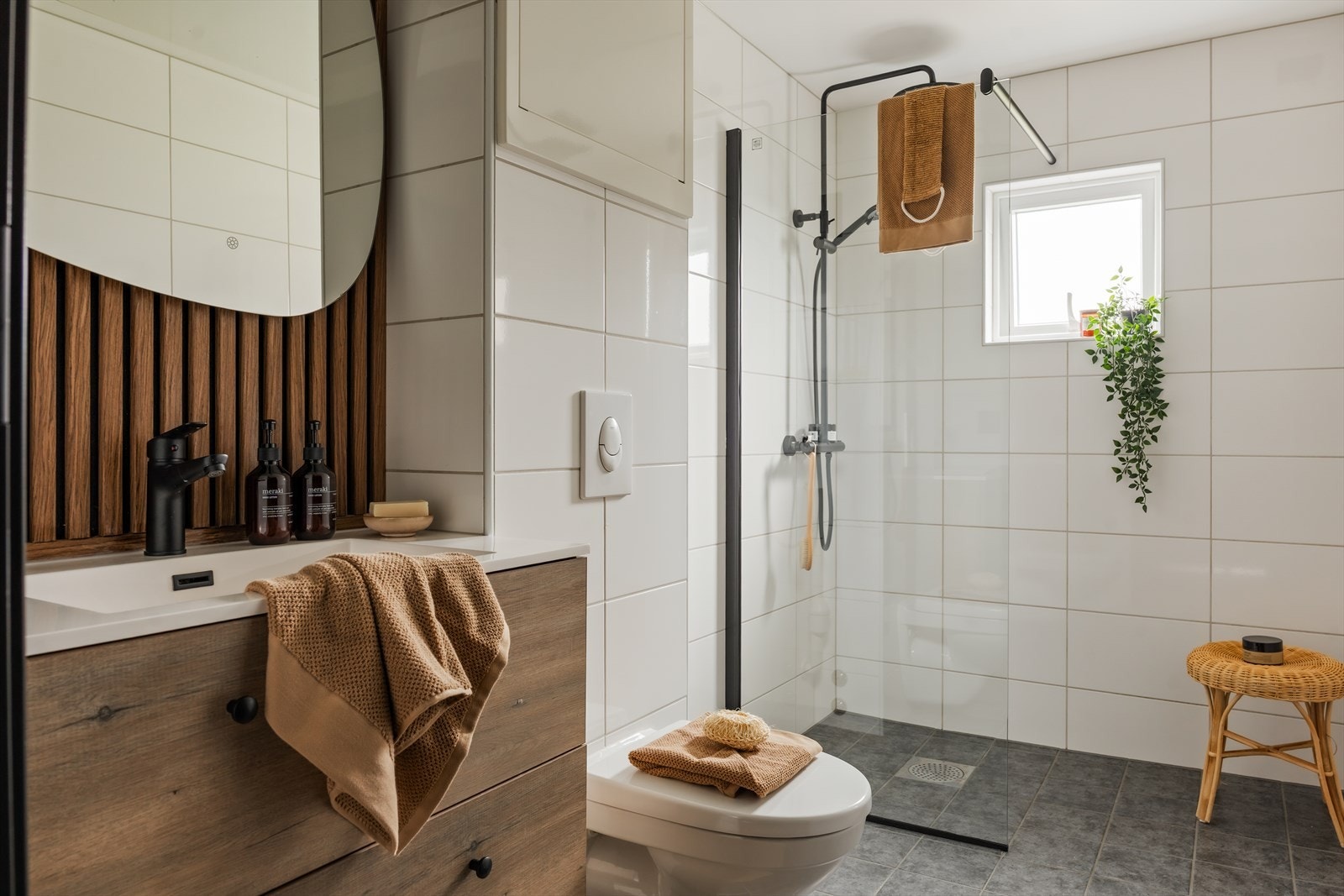 Badet ble pusset opp i regi av borettslaget i 2020 og er moderne og stilrent. Galleribilde