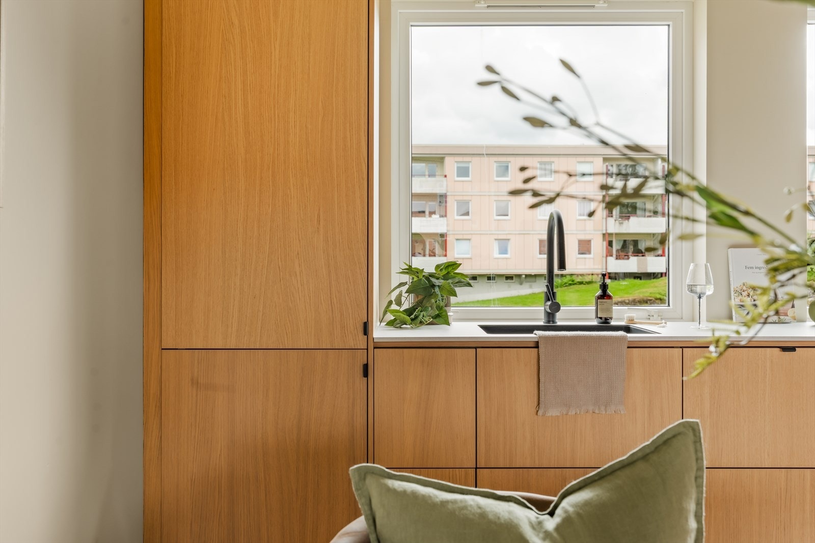 Den åpne planløsningen gir en lys og luftig romfølelse, og skaper en naturlig møteplass for familie og venner. Galleribilde