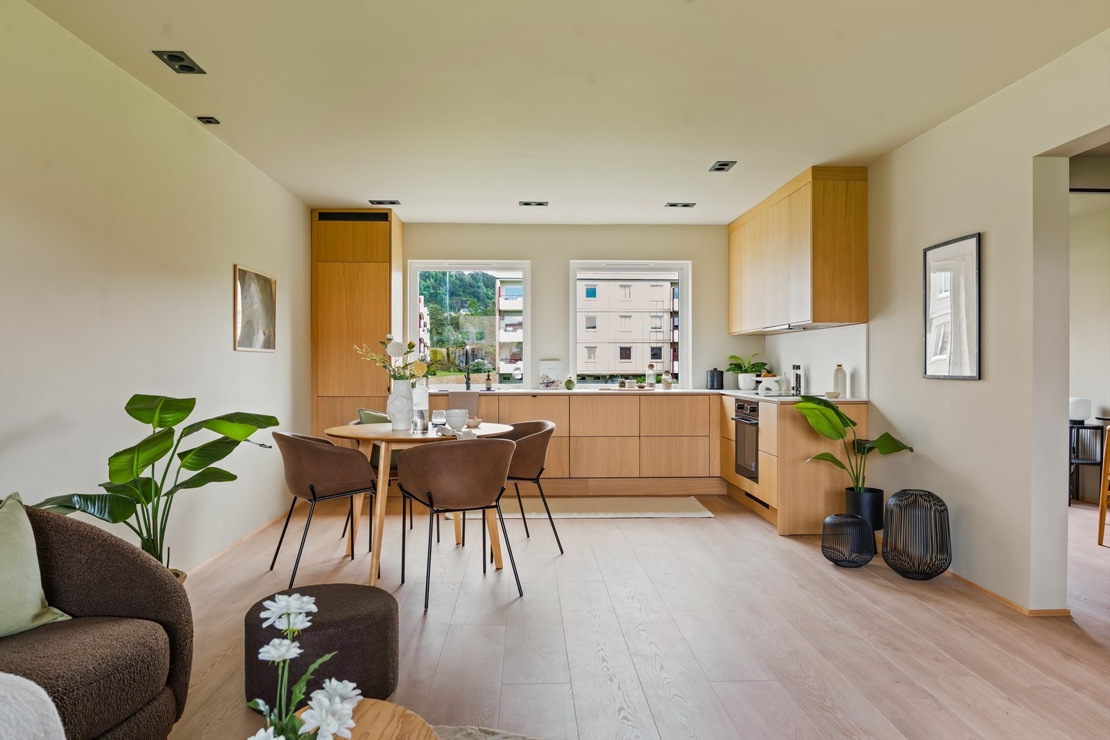 I stue/kjøkken er det god plass til både sofagruppe og spisebord, perfekt for både enkle hverdager og hyggelige sammenkomster. Galleribilde