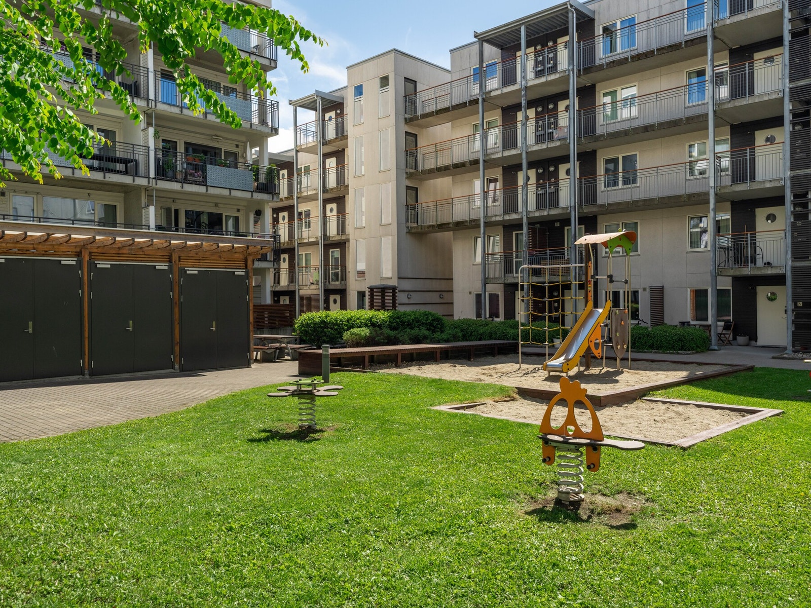 Sameiet har fine felles uteplasser og grenser til Lørenparken. Galleribilde
