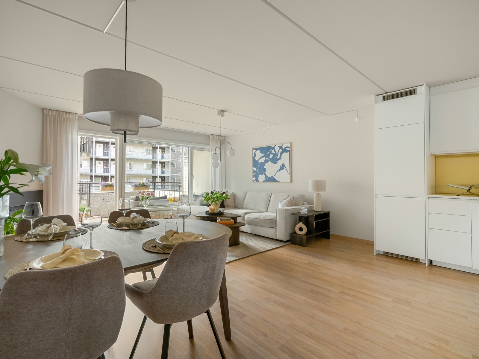 Fra stuen er det utgang til den svært romslige balkongen. Galleribilde