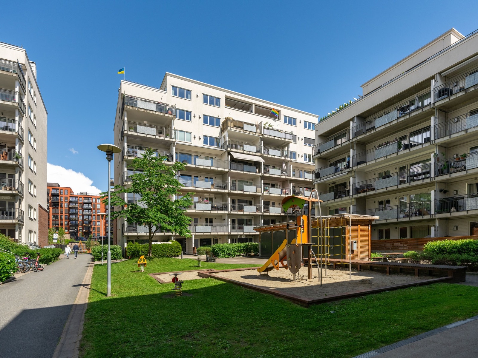 Dette er et hyggelig boområde hvor du finner stort sett alt du trenger i hverdagen i kort gangavstand Galleribilde