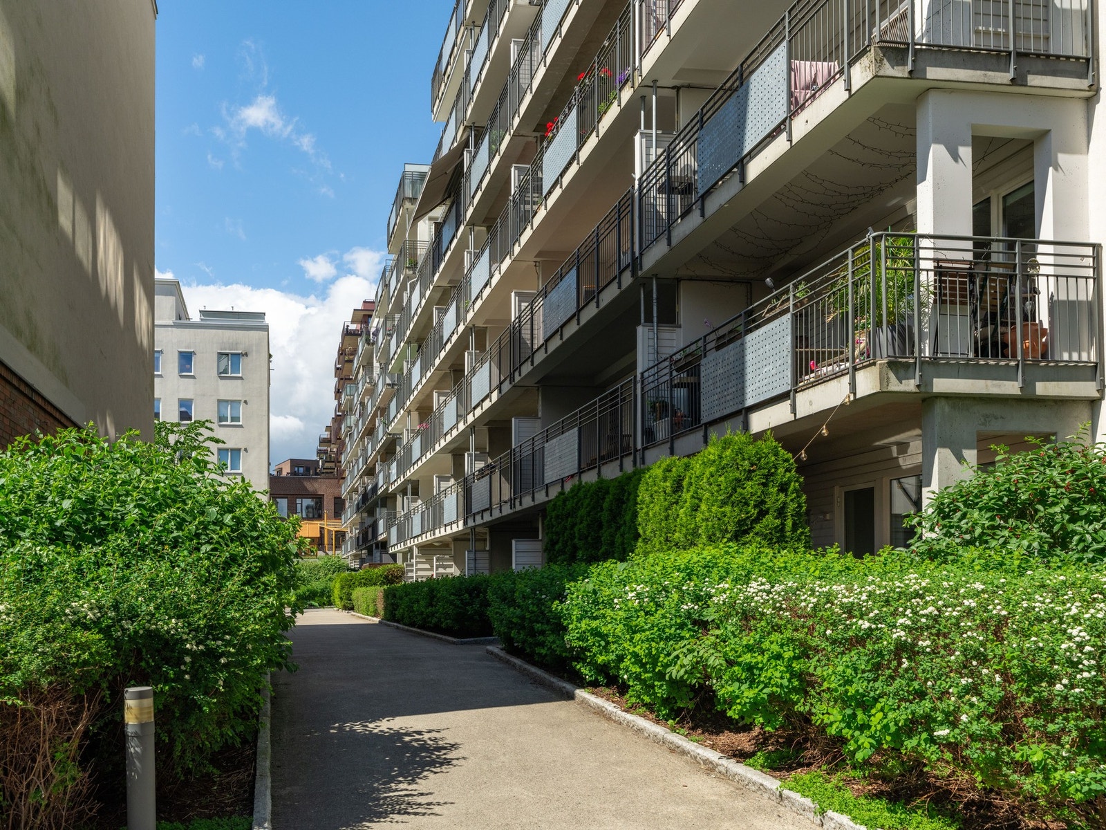 Leiligheten er beliggende i 2. etasje og det er heis i bygget! Galleribilde