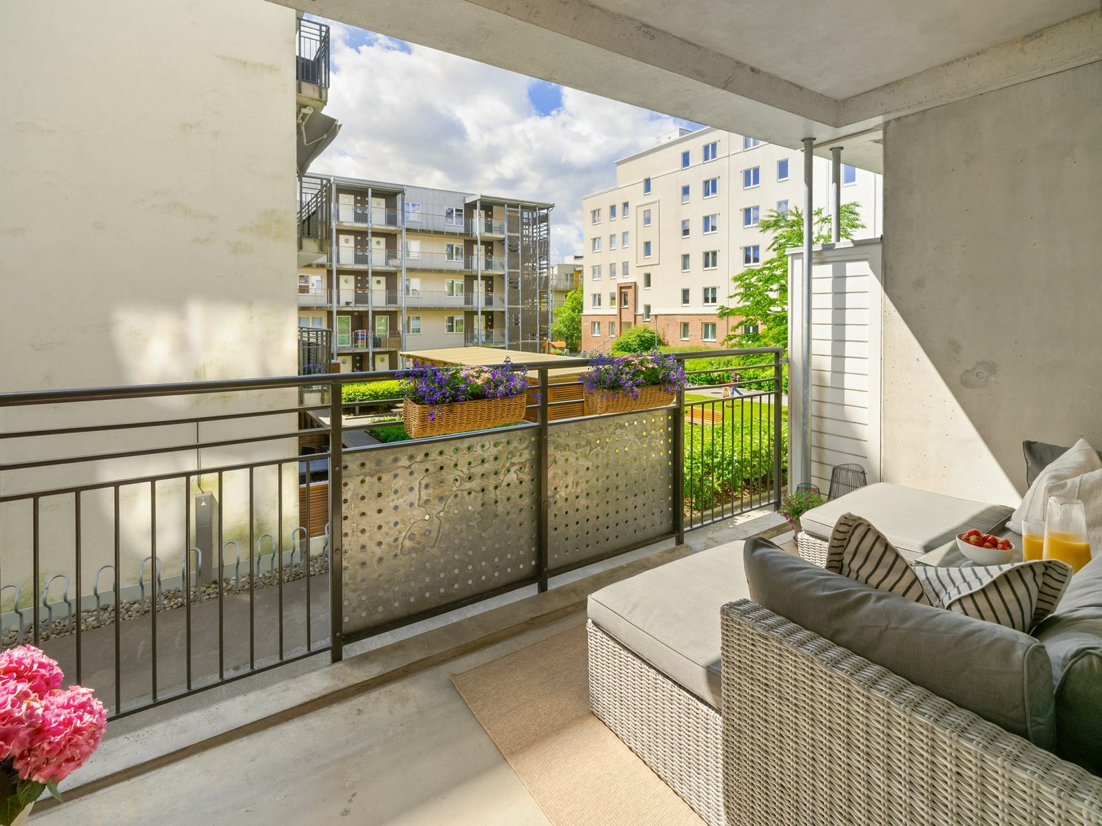 Balkongen på 11 kvm funker som en fin forlengelse av stuen på årets varmere dager. Galleribilde