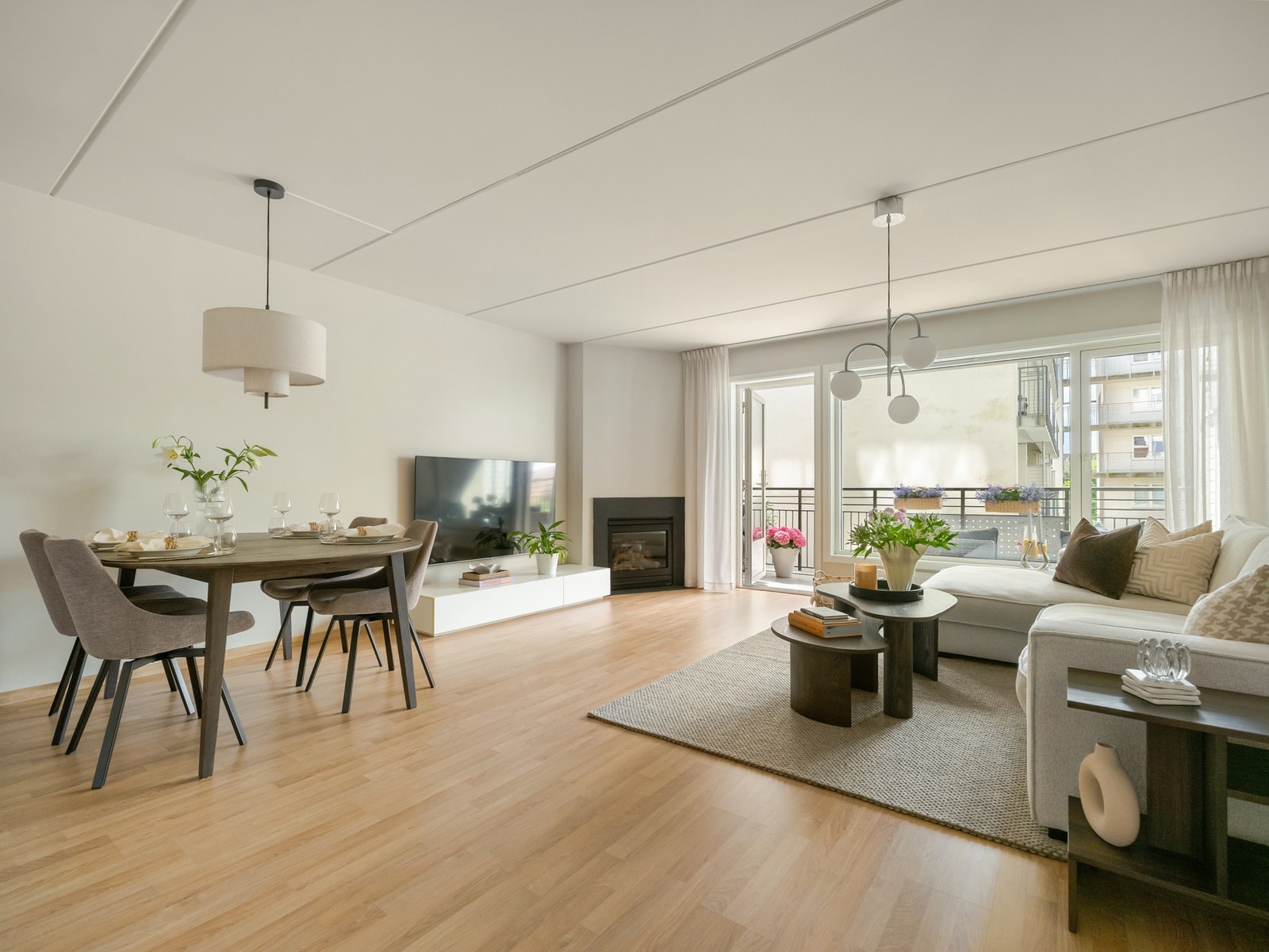 På stuen er det en flott gasspeis for hygge og god varme på kjøligere dager. Galleribilde