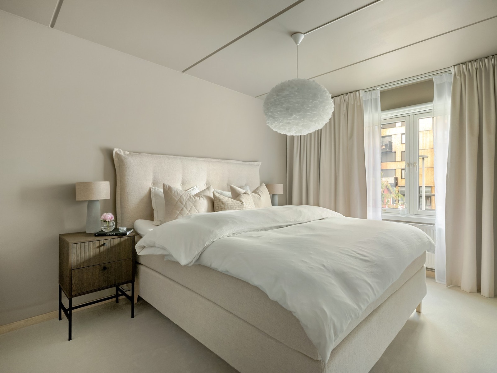 Romslig og elegant hovedsoverom med hotellfølelse. Galleribilde