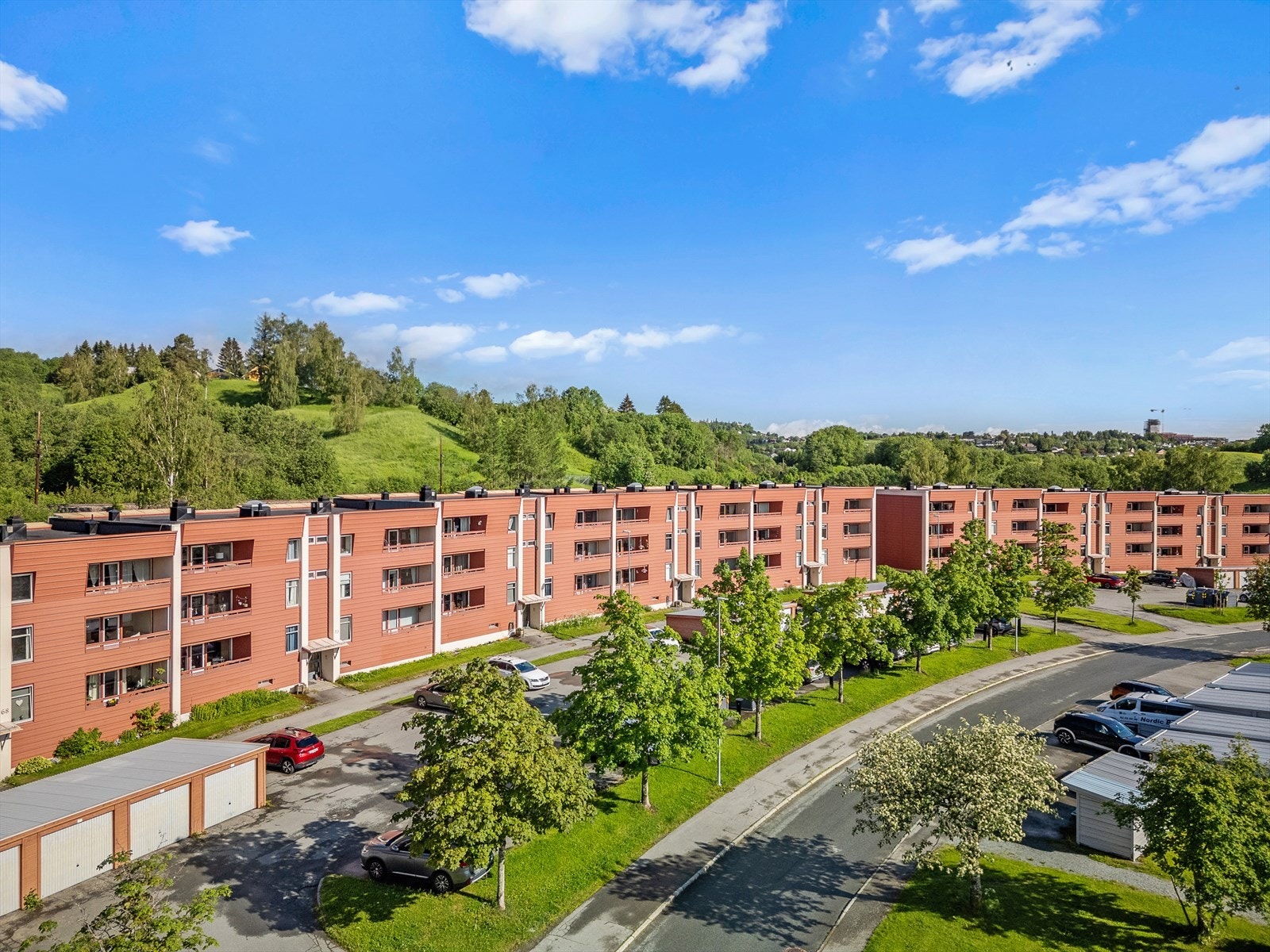 Her bor du med umiddelbar nærhet til dagligvarebutikk, skole, barnehage og kollektivtransport. Galleribilde