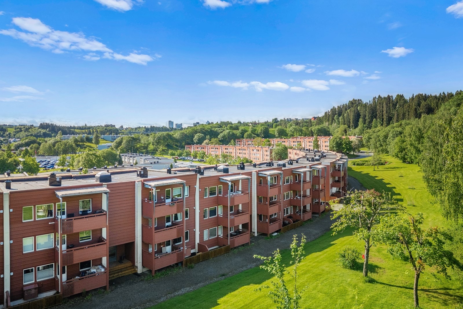 Dette er en fin bolig for barnefamilier eller førstegangskjøpere som ønsker en romslig leilighet med godt potensial i et attraktivt og rolig boområde. Galleribilde