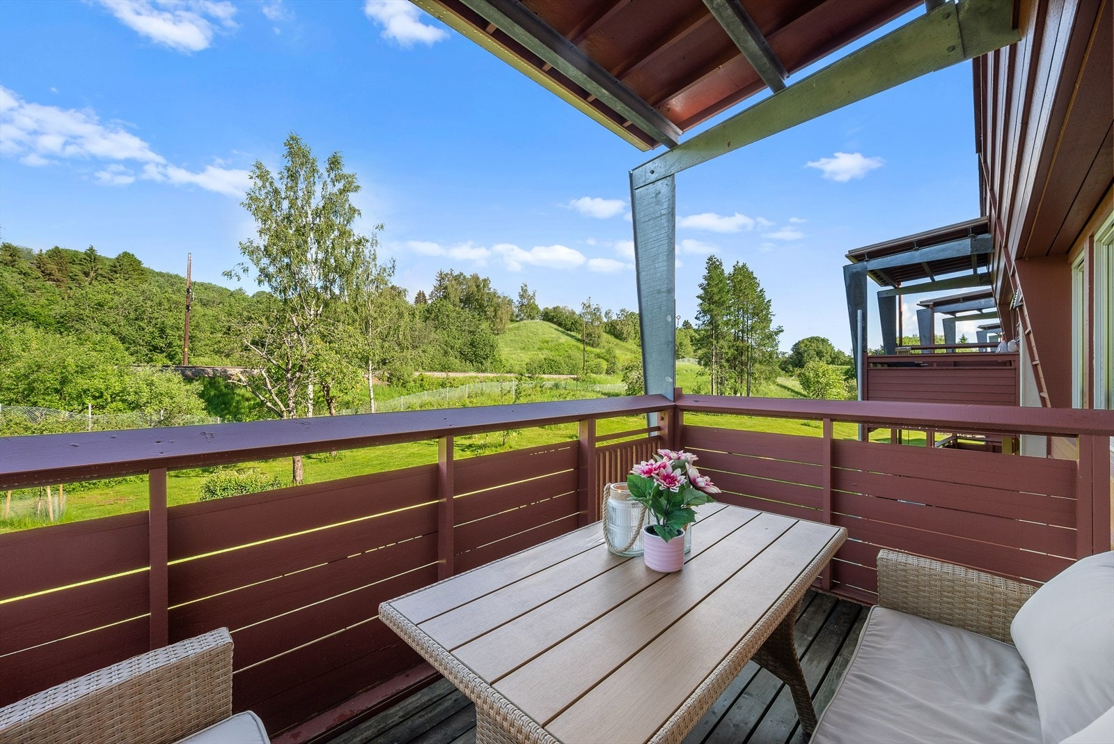 Balkongen har en skjermet beliggenhet mot bakhagen. Her er balkongen også takoverbygd. Galleribilde