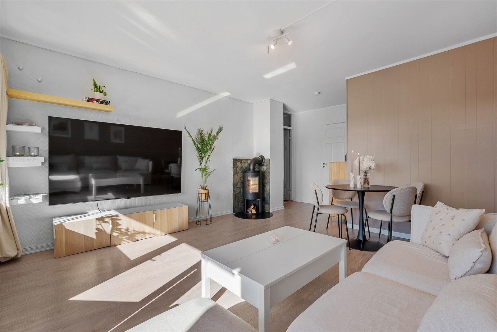 Velkommen inn i boligens stue! Her får du en moderne stue med et lyst uttrykk. Galleribilde