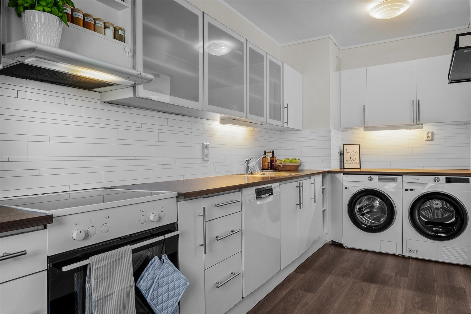 Kjøkkenet har integrerte hvitevarer, og en rekke skuff, skap -og benkeplass! Galleribilde