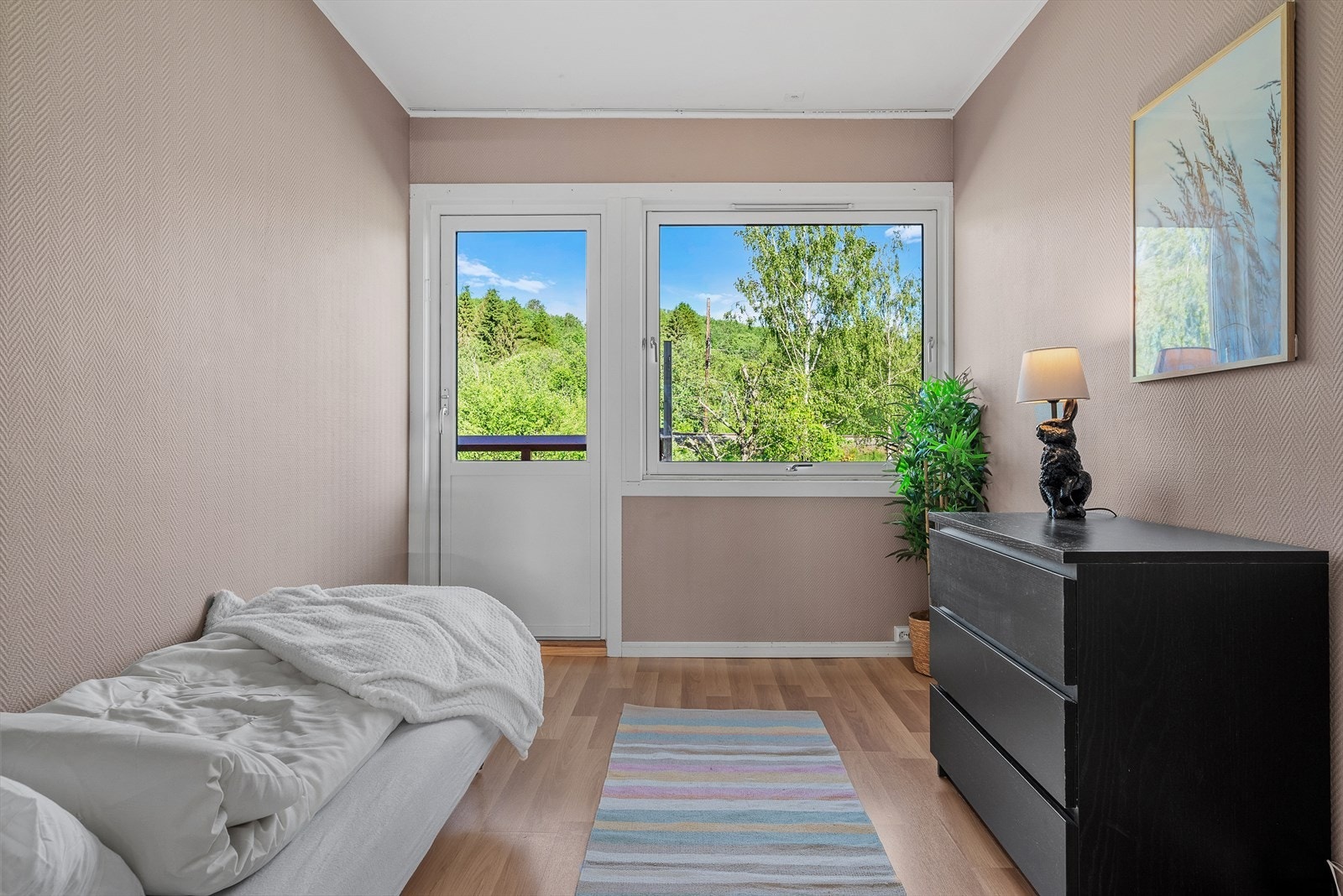 Videre finner vi et soverom på 7,5 kvm som også gir godt med plass til seng og enkel innredning. Her har man også egen utgang til balkong. Galleribilde