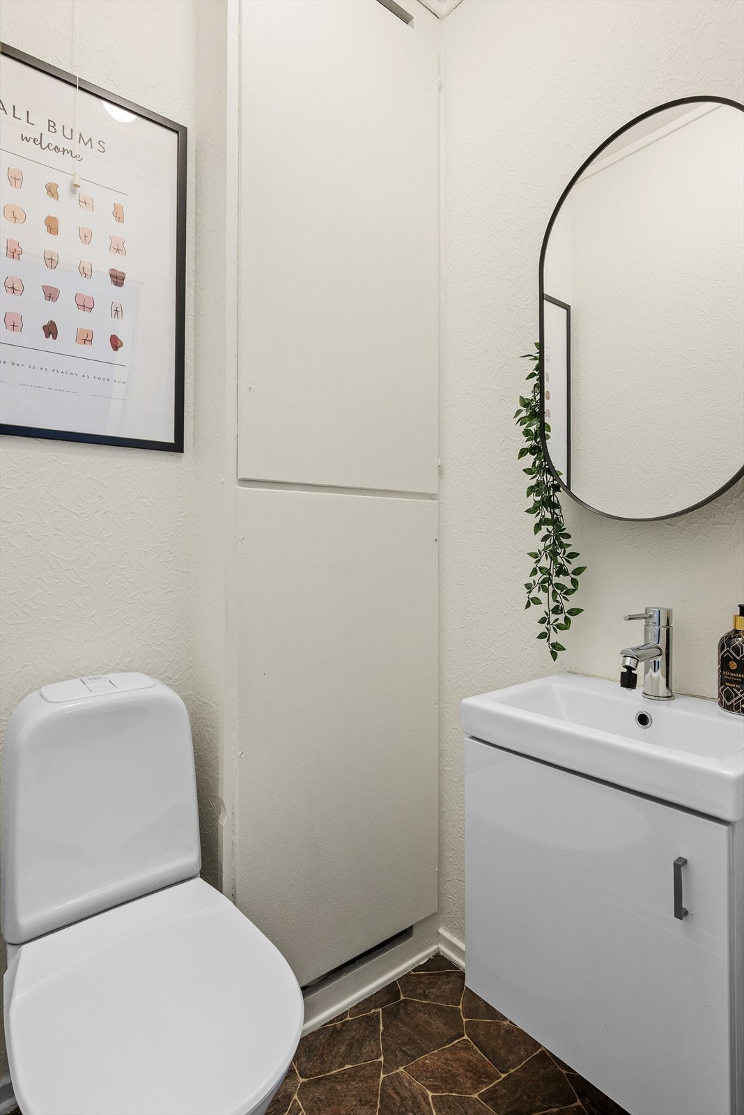 Her har man separat toalettrom og bad. Toalettrommet er utstyrt med wc, servant og speil. Galleribilde