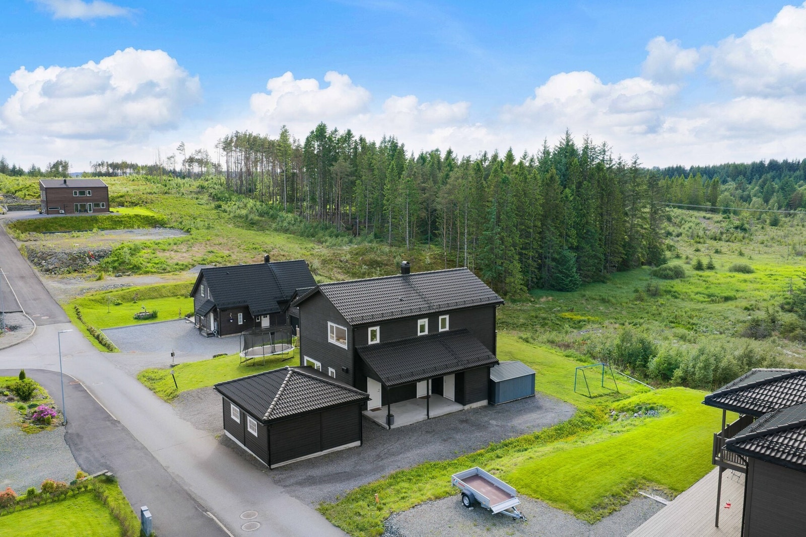 På eiendommen er det dobbel garasje på ca. 32 m². Garasjen er oppført med fjernstyrt leddport, sidedører og elbillader. Det er i tillegg gode parkeringsmuligheter på egen tomt. Galleribilde