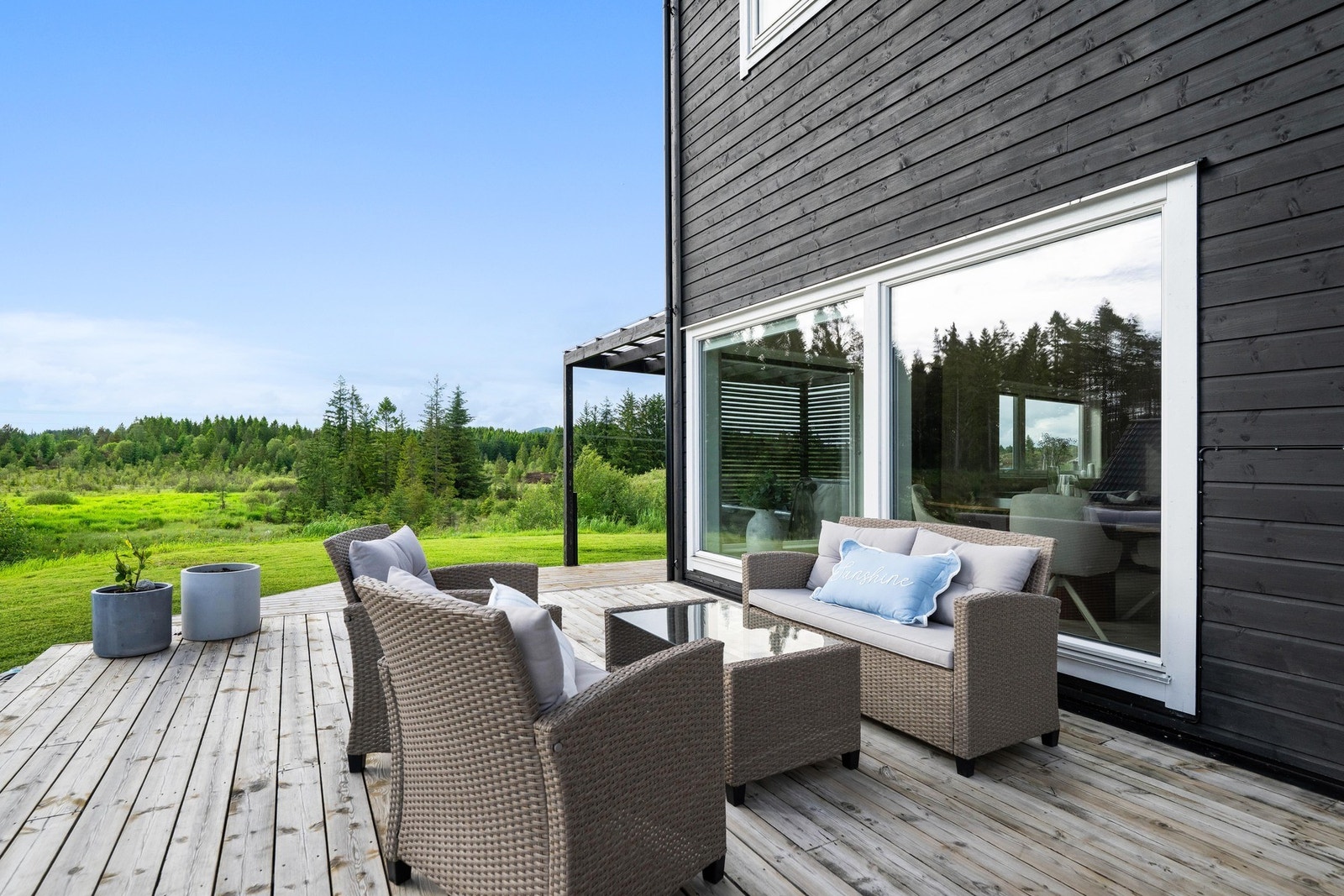 Terrassen er opplyst å være ca. 56 m² og har god plass til utemøbler, grill og sosiale soner. Galleribilde