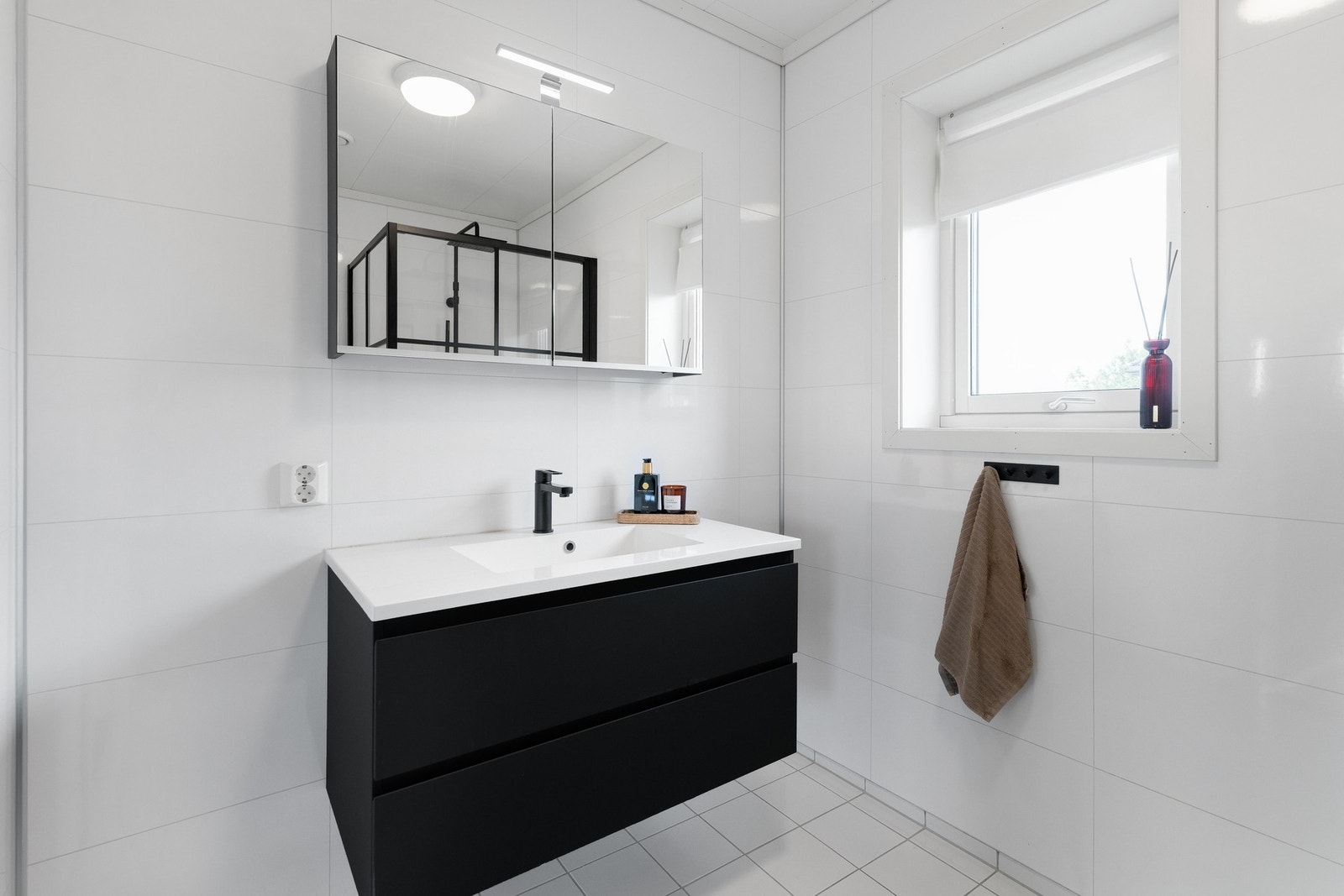 Badet i andre etasje er ca. 4,9 m² og har flislagt gulv med elektriske varmekabler, baderomsplater på vegger og himlingsplater i tak. Galleribilde