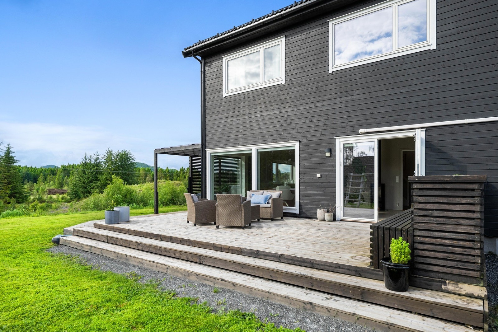 Eiendommen har et pent opparbeidet uteområde med stor terrasse, plenareal og gode oppholdssoner. Galleribilde