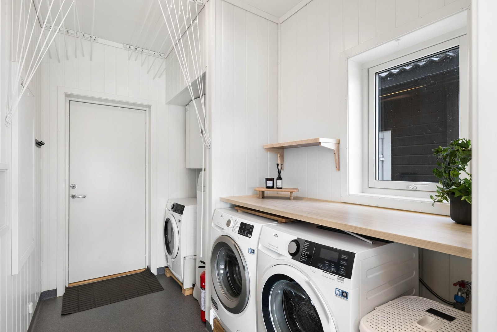 Vaskerommet har tilkomst fra kjøkkenet og er ca. 5,8 m². Det er vinylbelegg på gulv, smartpanel på vegger og himlingsplater i tak. Galleribilde