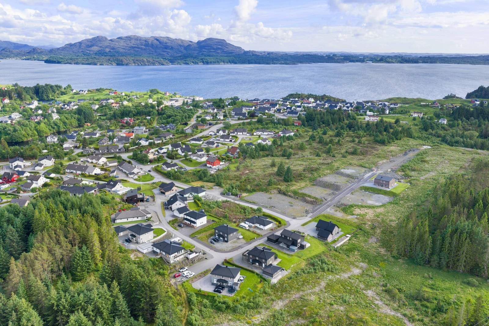 Eiendommen har en attraktiv og familievennlig beliggenhet på Manger i Alver kommune, i et nyere etablert og hyggelig boligområde med kort vei til det meste man trenger i hverdagen. Galleribilde