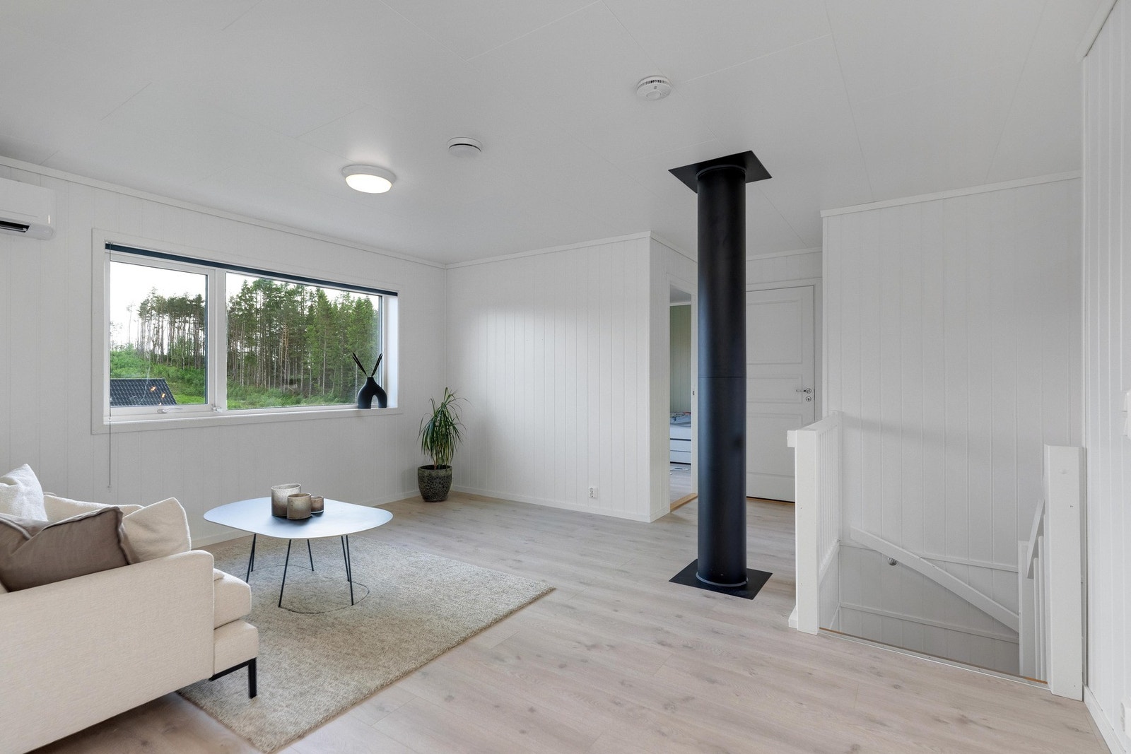Loftstuen er et fint ekstra oppholdsrom som gir boligen en separat og fleksibel sone. Galleribilde
