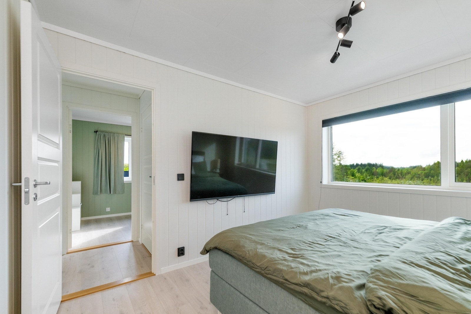 Soverommene er oppmålt til ca. 11 m², 11,2 m², 9,1 m² og 11,3 m², og gir gode muligheter for en praktisk familieløsning. Galleribilde