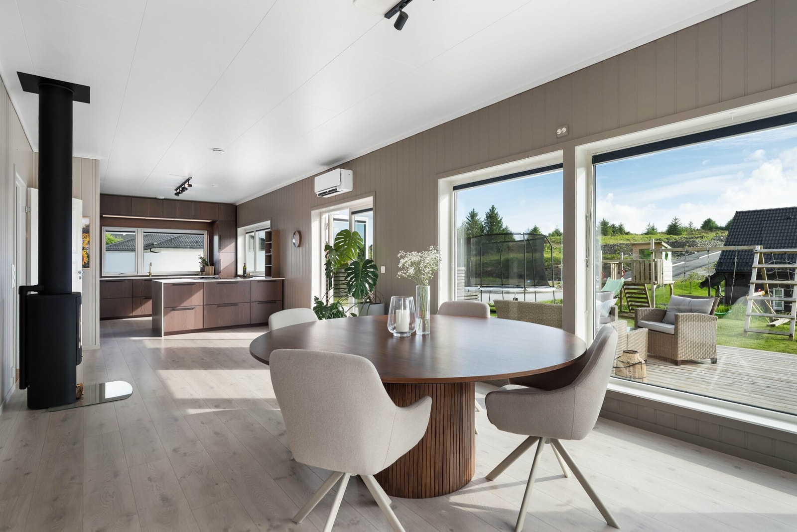 Boligen har en gjennomgående lys og moderne standard, med blant annet nytt kjøkken fra 2025, store vindusflater, vedovn, to luft-til-luft-varmepumper og balansert ventilasjon. Galleribilde