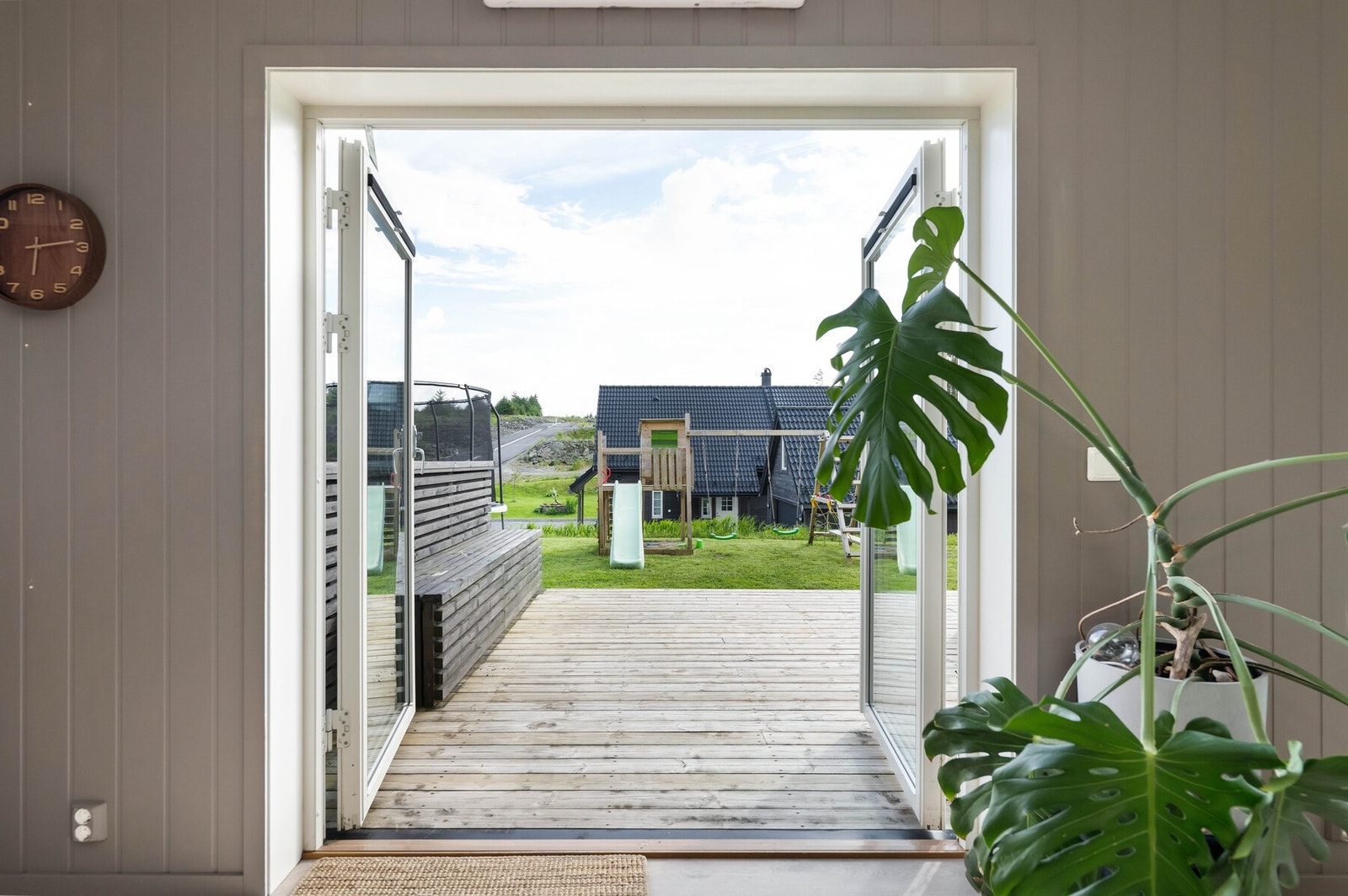 Fra oppholdsrommet er det direkte utgang til den store terrassen. Galleribilde