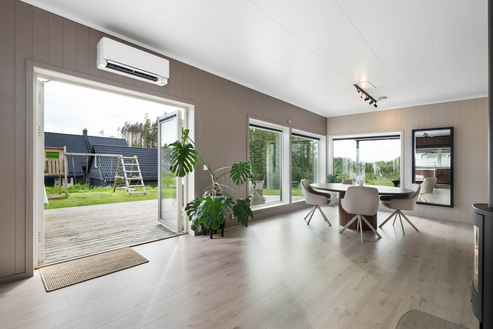 Stue, spisestue og kjøkken ligger i en åpen og sosial løsning på ca. 53,5 m². Galleribilde