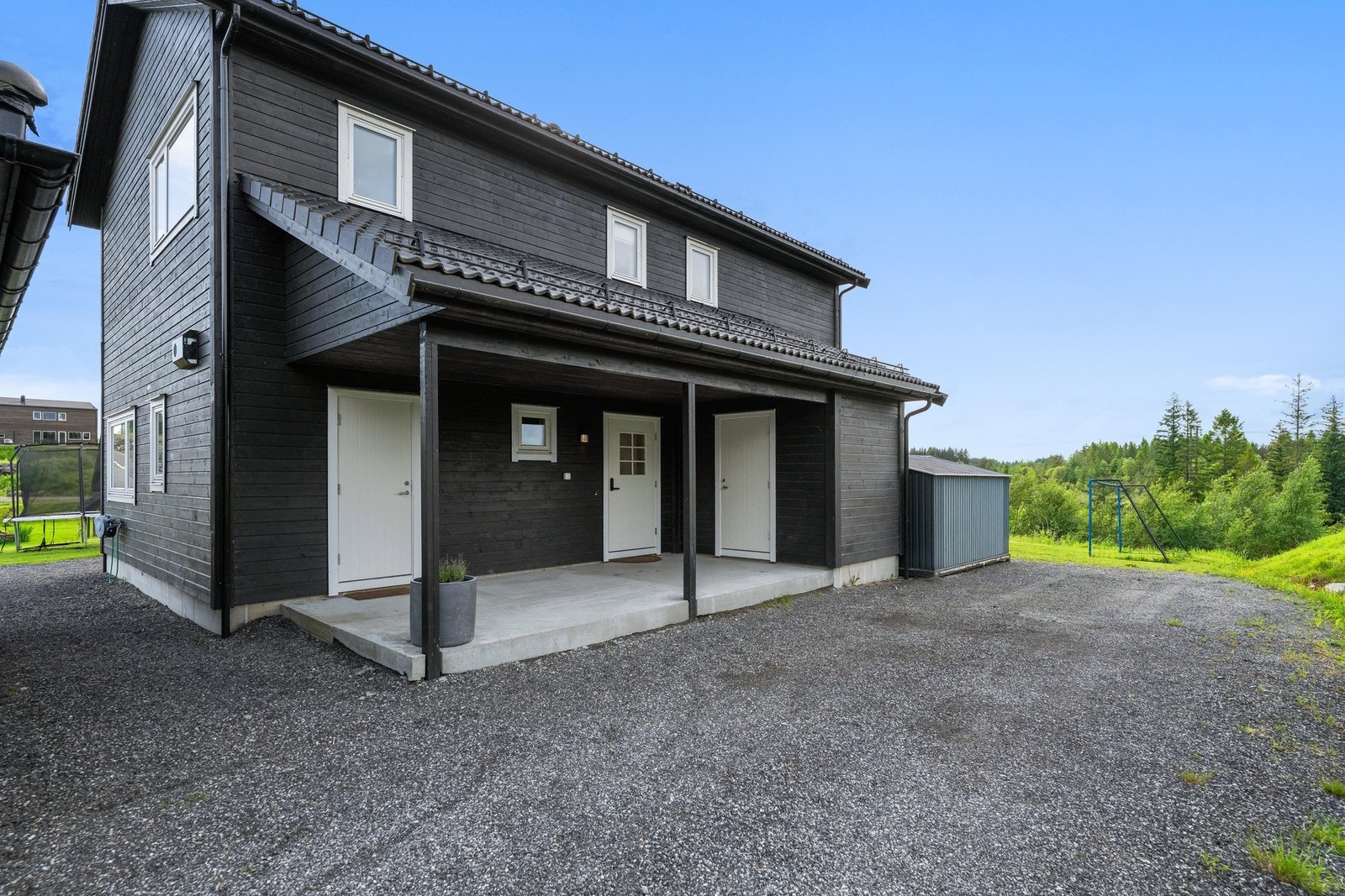 I tillegg er det en utvendig bod på ca. 5,4 m² i første etasje, som gir god lagringsplass for utstyr, hageredskaper eller lignende. Galleribilde