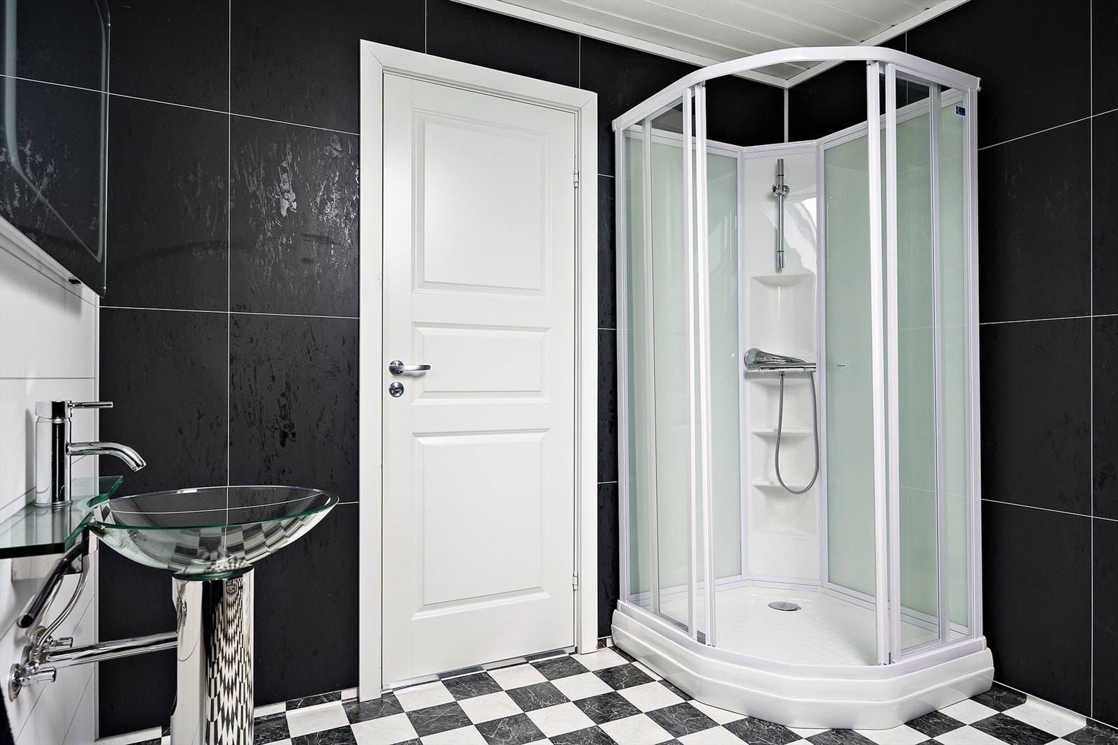 Badet er innredet med dusjkabinett, toalett og servant. Galleribilde