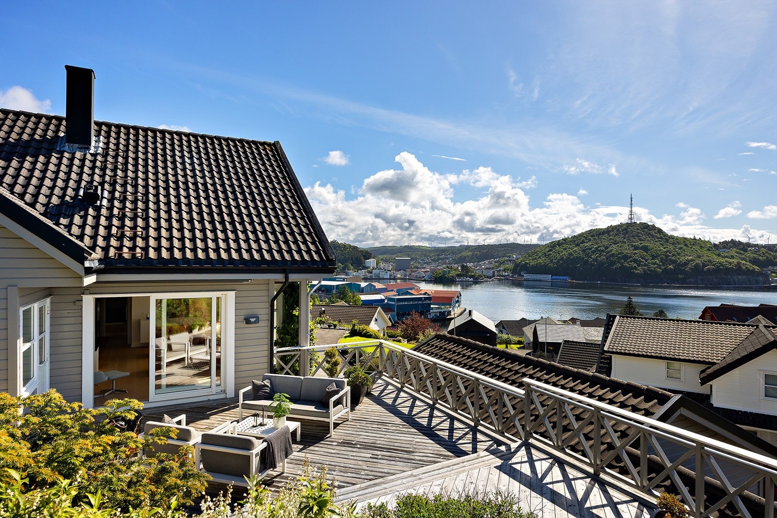 Fra terrassen kan man nyte utsikten over innseilingen til Egersund. Galleribilde