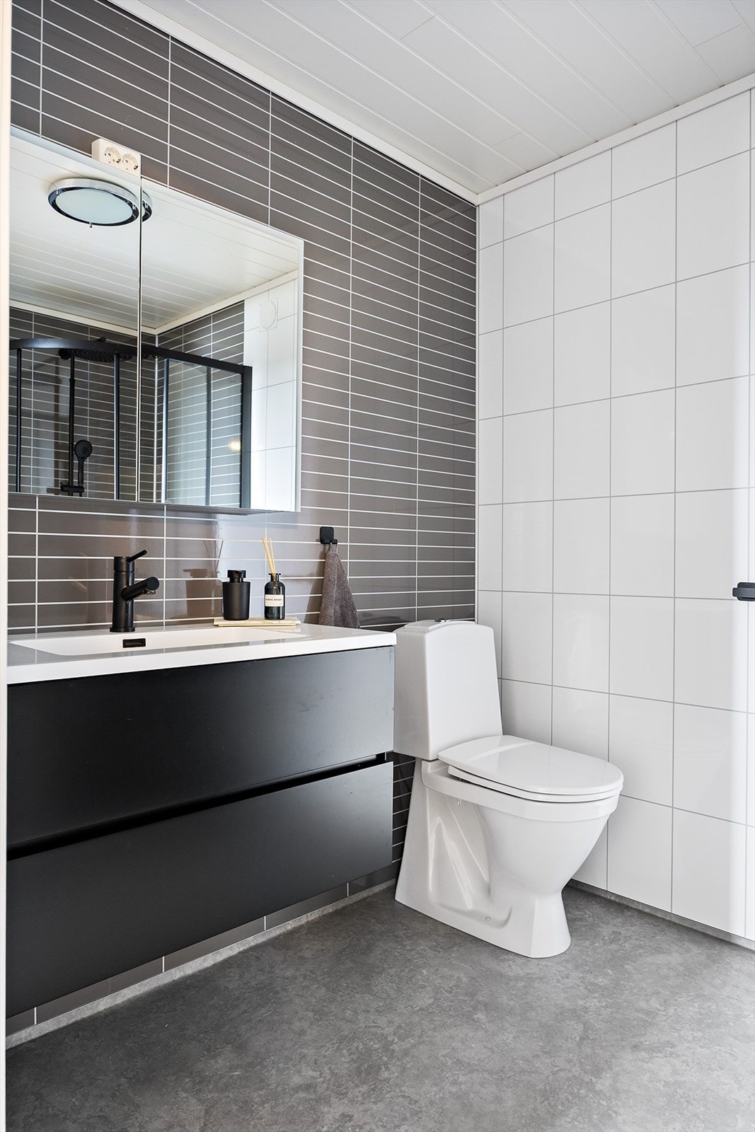 Badet er innredet med seksjon med servant og speilskap. Galleribilde