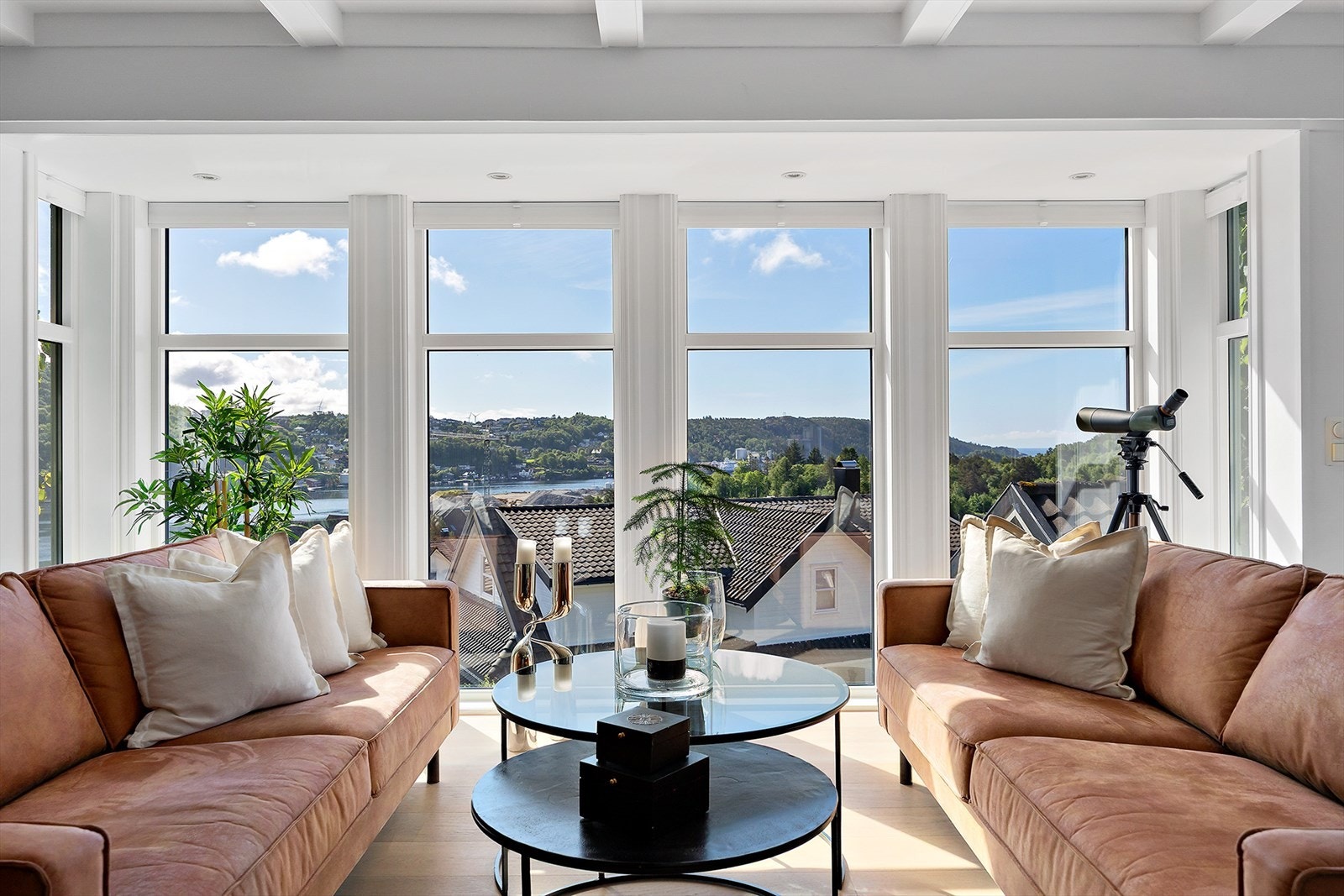 Fra stuen er det flott utsikt over nærområdet og innseilingen. Galleribilde
