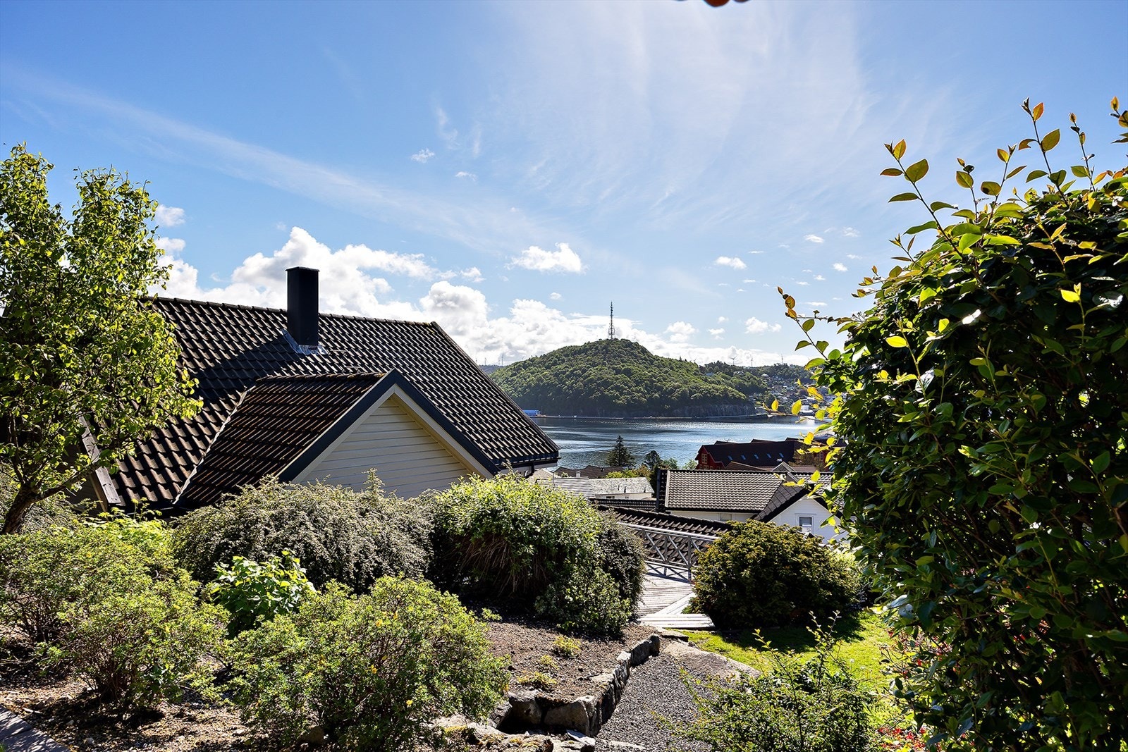 Her bor du med nærhet til både sjøen og flotte turområder i skog og mark. Galleribilde