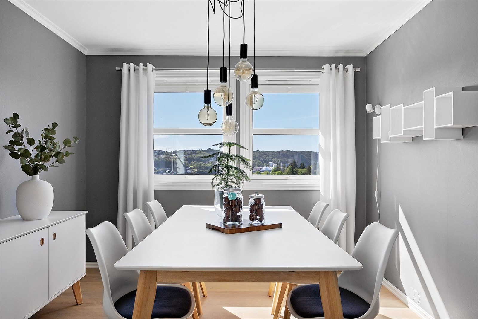 Spisestuen har plass til langbord og har utsikt mot sjøen. Galleribilde