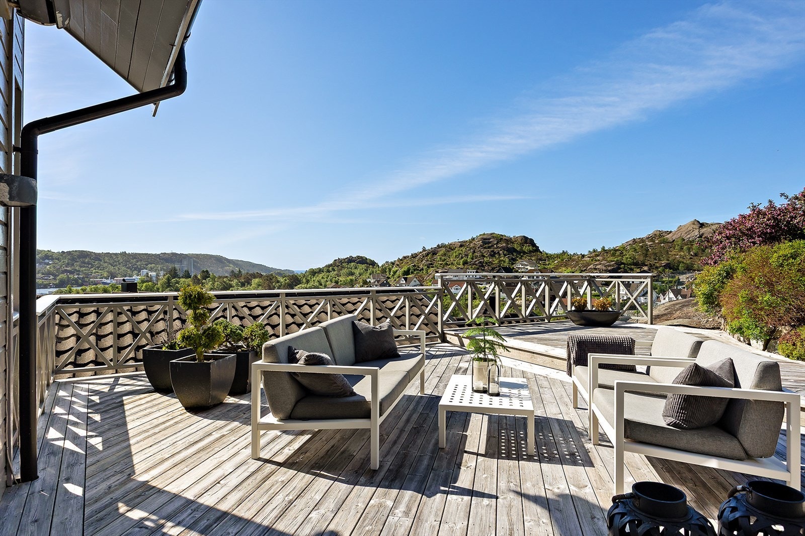 Hovedterrasse med god plass til flere sittegrupper. Galleribilde