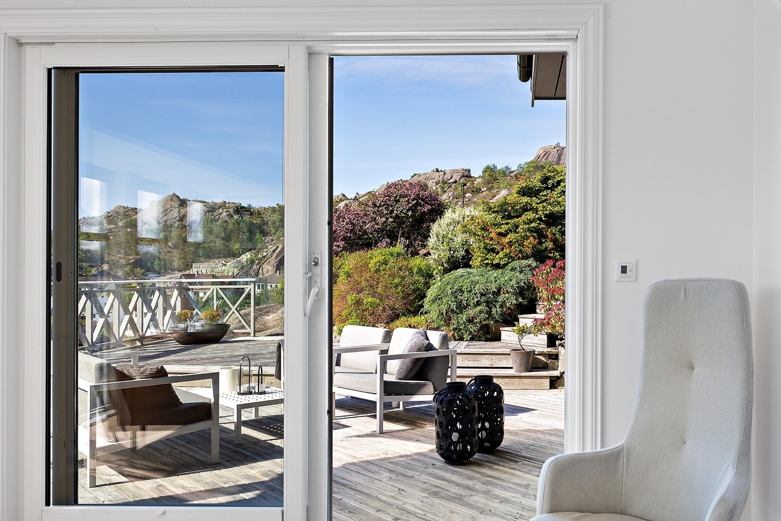Fra stuen er det direkte utgang til en stor treterrasse. Galleribilde