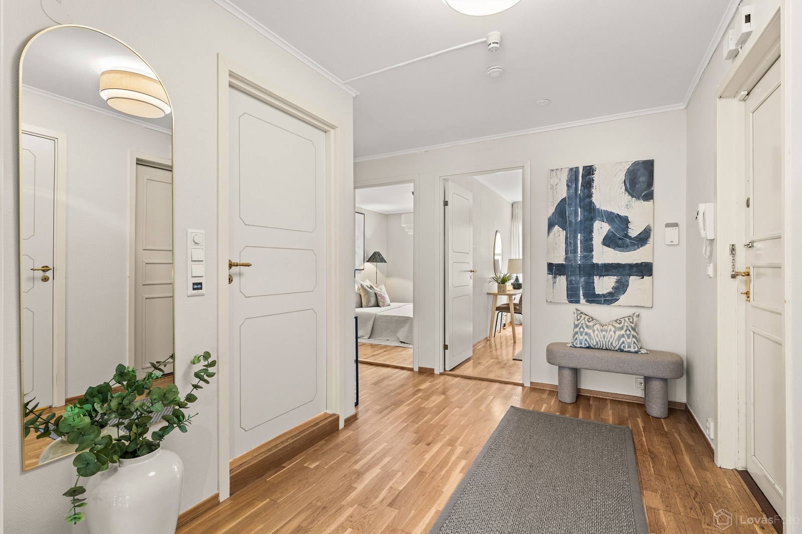 Romslig entré med adkomst til alle rom. Leiligheten har trappefri adkomst fra gateplan. Galleribilde