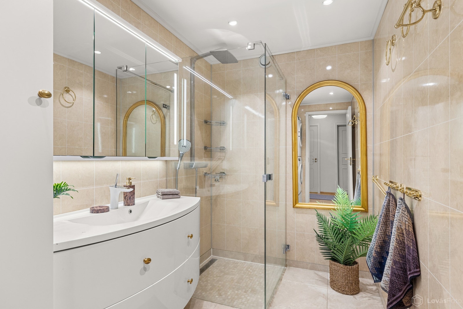 Badet er fra ca. 2015 og har flislagt gulv med varme, downlights i taket og dusjsone med regndusj. Galleribilde