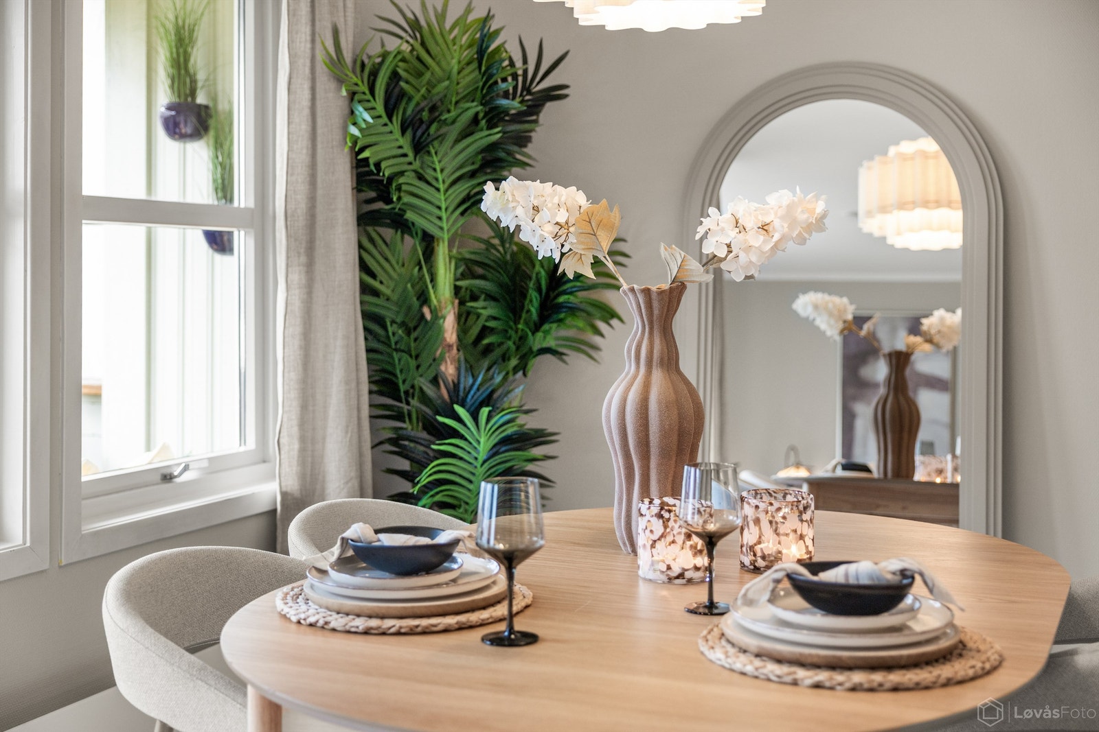 Gjennomgående materialvalg og farger skaper en helhetlig stil i boligen. Galleribilde