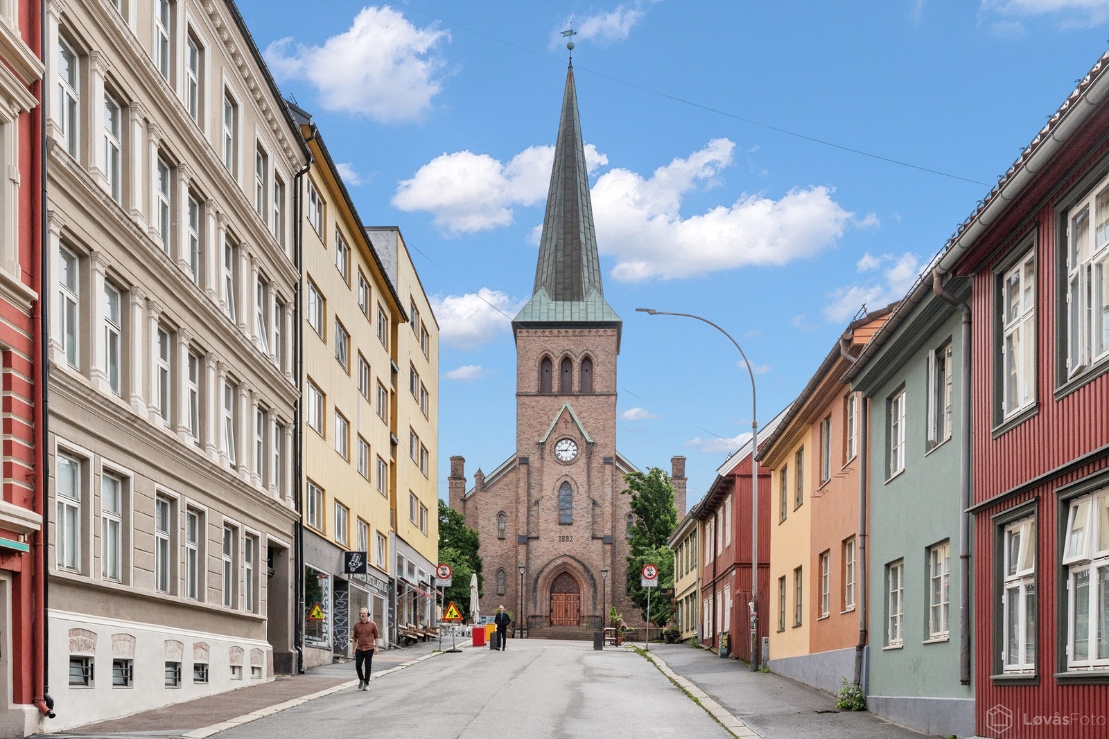 Kampen er kjent for sin sjarmerende trehusbebyggelse og rolige atmosfære, med nærhet til både parker og hyggelige spisesteder som Kampen Bistro. Galleribilde