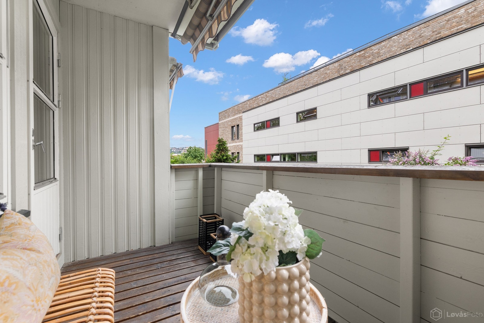 Fra stuen er det utgang til en vestvendt balkong med plass til sittegruppe, som gir en fin forlengelse av oppholdsrommet.
Foto: Løvås Foto Galleribilde